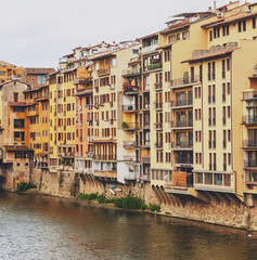 Fototapeta na wymiar Houses in Florence by the river Arno