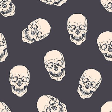 Seamless pattern with horrible realistic human skulls on dark background. Backdrop with frightening dead heads. Halloween monochrome vector illustration for wrapping paper, wallpaper, textile print.