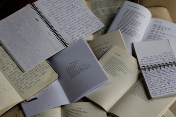 Libros y cuadernos de poesía abiertos
