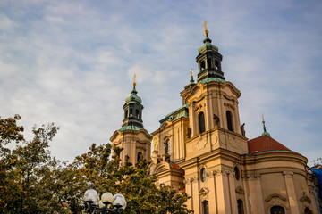 Fototapeta na wymiar Église Saint-Nicolas Place de la Vieille-Ville de Prague