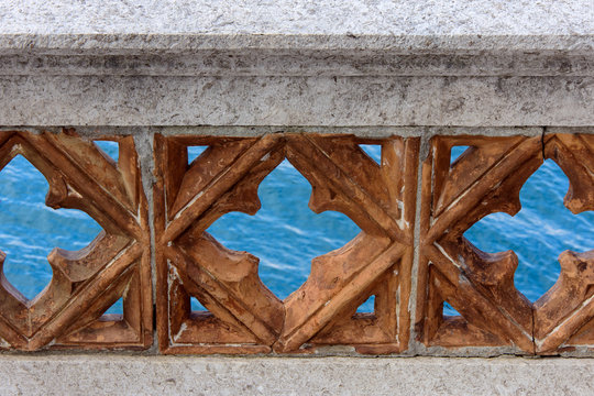 Antica cornice sul mare