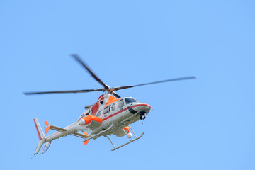 Fototapeta na wymiar 青空を飛ぶヘリコプター