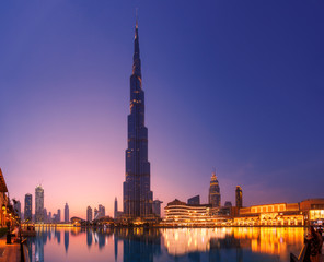 Obraz premium Piękny widok na panoramę Dubaju o zmierzchu, Zjednoczone Emiraty Arabskie