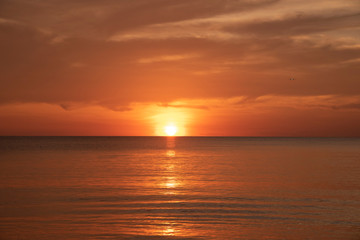 Obraz na płótnie Canvas The beautiful sunset at the beach