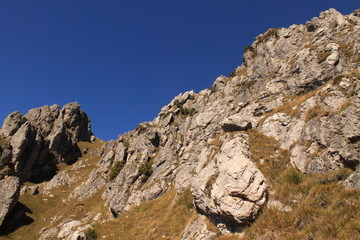 Raue Felslandschaft am Gipfel des Monte Grona (Luganer Alpen)