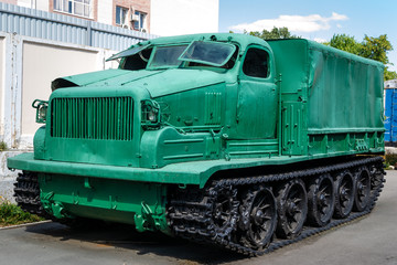 Obraz premium green armored tracked military tractor