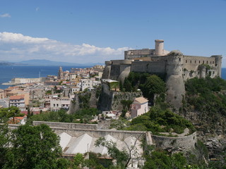 Fototapeta na wymiar Gaeta - panorama del borgo medievale risalendo il Monte Orlando