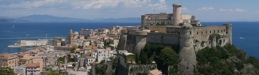 Gaeta - panorama del borgo medievale risalendo il Monte Orlando
