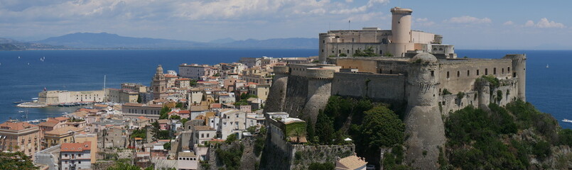 Fototapeta na wymiar Gaeta - panorama del borgo medievale risalendo il Monte Orlando