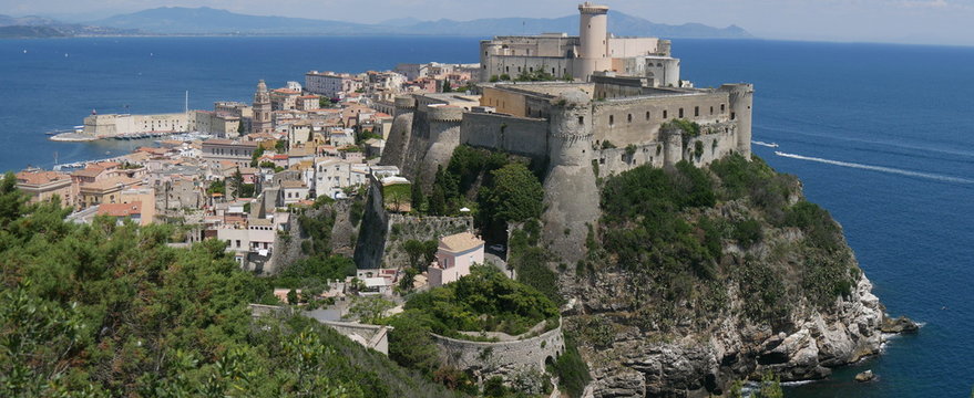 Gaeta - panorama del borgo medievale risalendo il Monte Orlando