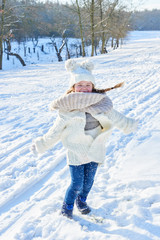Kleines Mädchen tanzt und spielt im Winter