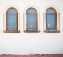 Fototapeta na wymiar tres ventanas en forma de arco