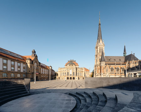 Chemnitzer Opernplatz mit Opernhaus und Petrikirche
