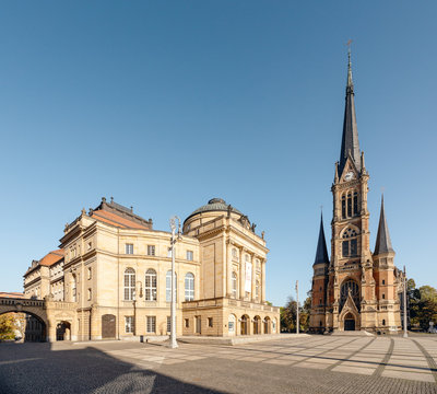 Chemnitzer Opernplatz mit Opernhaus und Petrikirche