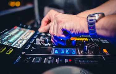 Console di un DJ che suona in un locale notturno