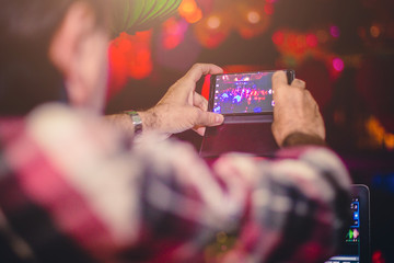 Vita notturna. Locale discoteca che fa festa con musica e cocktails