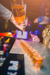 Vita notturna. Locale discoteca che fa festa con musica e cocktails