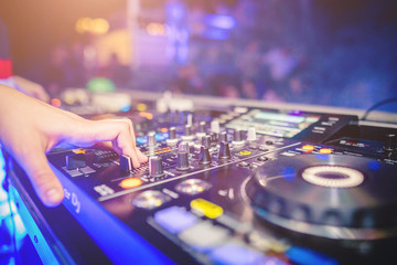 Obraz premium Console di un DJ che suona in un locale notturno