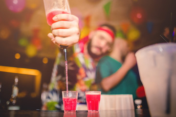 Vita notturna. Locale discoteca che fa festa con musica e cocktails