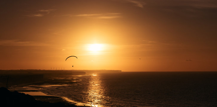 Parapentiste survolant la c&ocirc;te normande