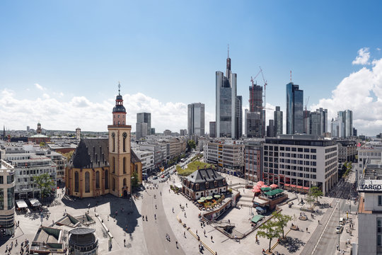 Blick auf die Alte Wache und die Skyline von Frankfurt am Mai