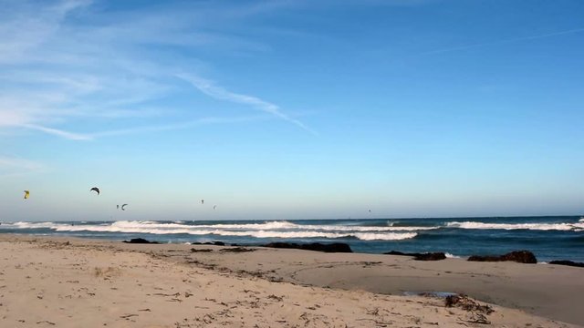 Serata ventosa e mare agitato con il kitesurf sulla spiaggia di Berchida, Sardegna orientale - Italia	