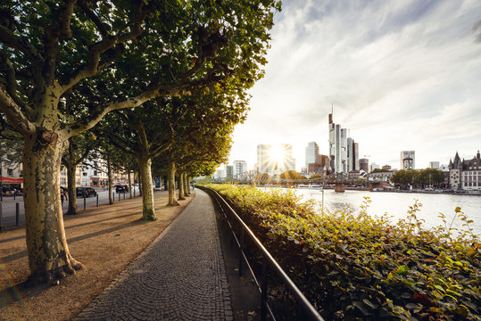 Skyline von Frankfurt am Main bei Sonnenuntergang