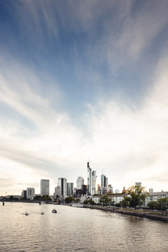 Skyline von Frankfurt am Main bei Sonnenuntergang