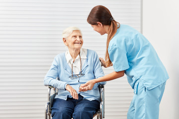 Pflegekraft bei der Betreuung einer Seniorin