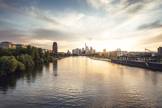 Skyline von Frankfurt am Main bei Sonnenuntergang