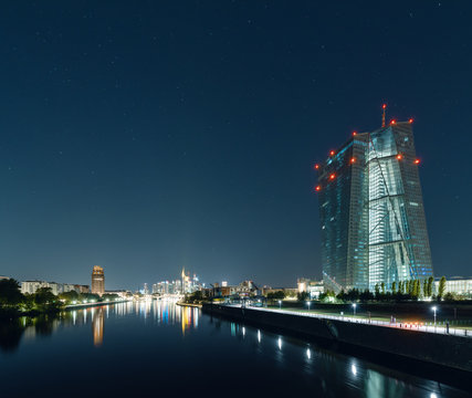 Europische Zentralbank und Skyline von Frankfurt am Main bei Nacht