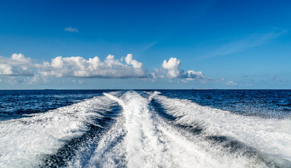 speed boat leaves a tail