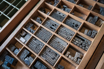 Casse d'imprimerie, symboles et lettres.