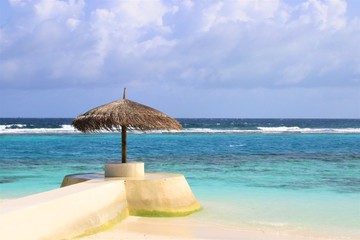 インフィニティプールとモルディブの海