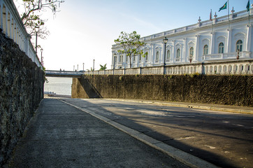 Acesso para Praça Pedro II.  Ao lado, o palácio dos leôes.  São Luis, MA - obrazy, fototapety, plakaty
