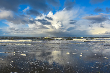 Meer Wolken mit Wellengang