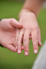 Ehering auf dem Finger der Braut nach der Hochzeit