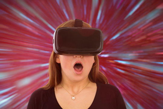junge moderne Frau tr&auml;gt eine Virtuel Reality Brille 