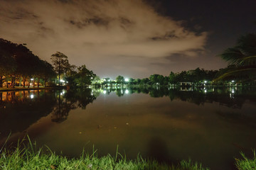 Obraz premium City park in the night with a resting place. The landscape of the city park in the winter.