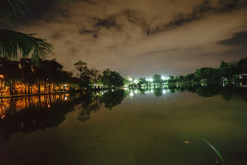 Obraz premium City park in the night with a resting place. The landscape of the city park in the winter.