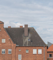Altes Haus mit Dach Fenstern und Schornstein