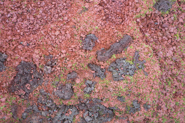 Hintergrund: rote Gesteins- und Erdschichten im Zwillingskrater Seyðishólar / Süd-West-Island