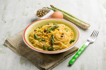 spaghetti with asparagus boiled eggs and capers