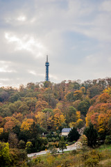 Obraz premium Vue sur la coline et la tour métallique de Pétrin à Prague