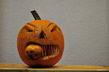 Calabaza de Halloween decorada por niños