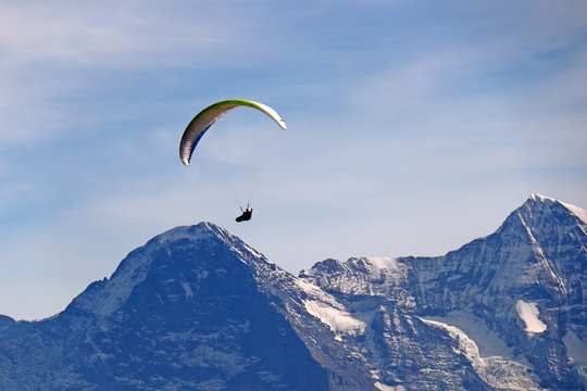 Paragliding vor Eigernordwand, Alpen, Schweiz 