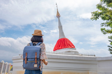 Asian girl tourist Travel backpack Watch the tilted Pagoda On his vacation