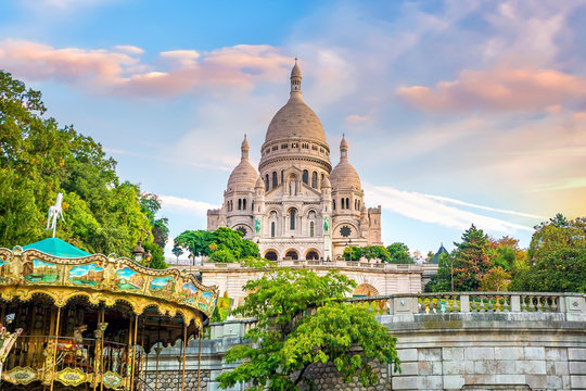 Fototapeta Sacre Coeur Cathedral on Montmartre Hill in Paris