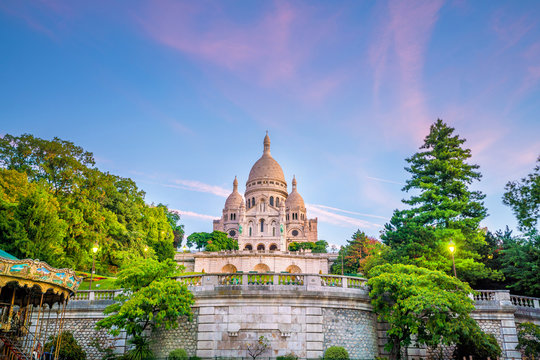 Fototapeta Sacre Coeur Cathedral on Montmartre Hill in Paris