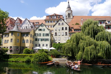 Fototapeta na wymiar Stocherkahn auf dem Neckar in Tübingen